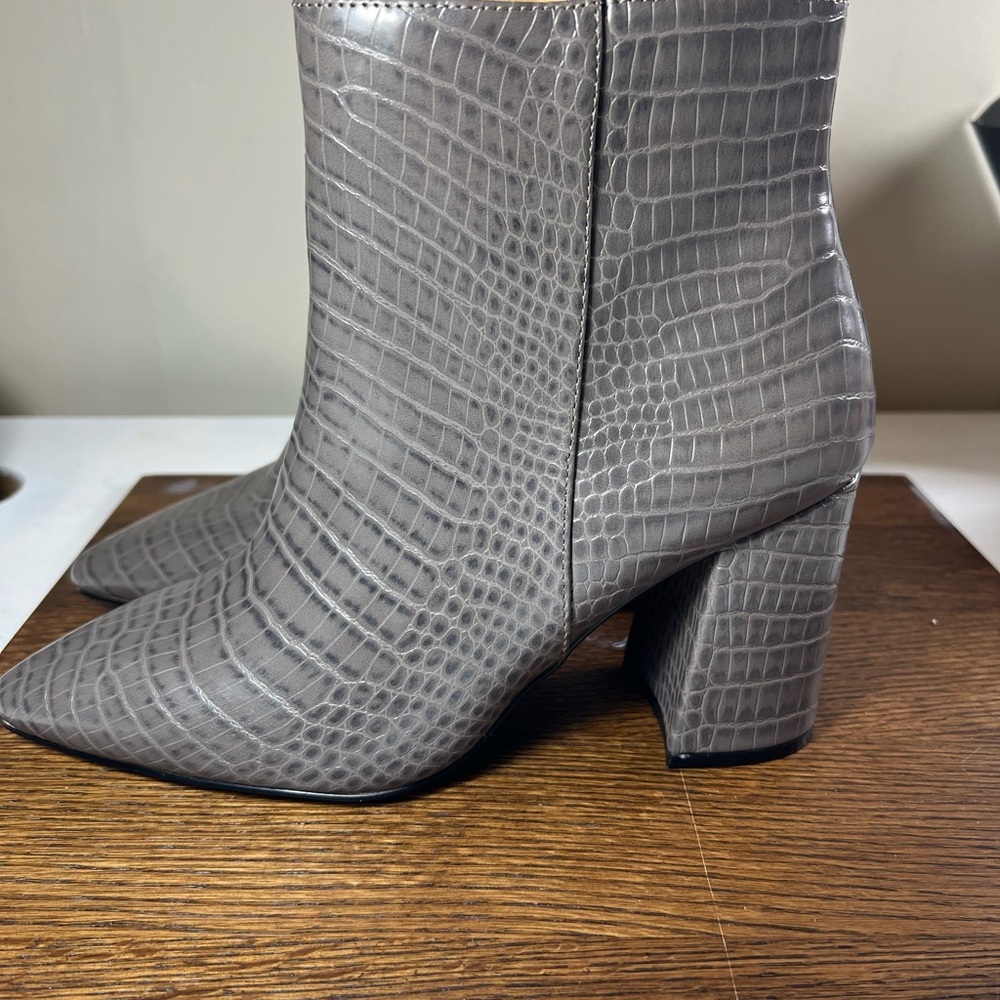 Express Gray Crocodile-Patterned Ankle Booties Si… - image 6